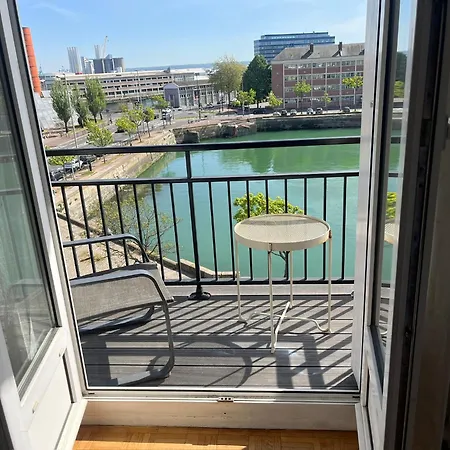 La Passerelle Apartment *